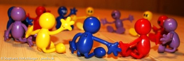 Bunte Figuren im Sitzkreis
