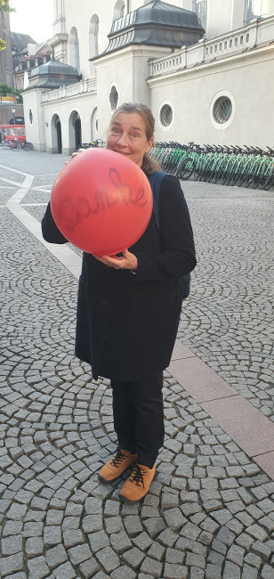 Kirsten Zöbeley mit rotem Luftballon, auf dem Danke! geschrieben wurde 