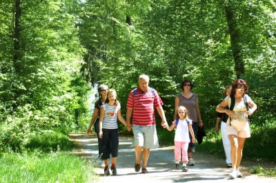 Familie wandert im Grünen