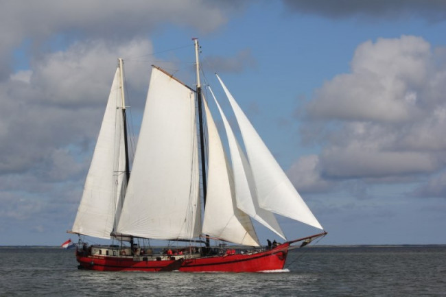 Segelschiff Rode Swan mit rotem Rumpf