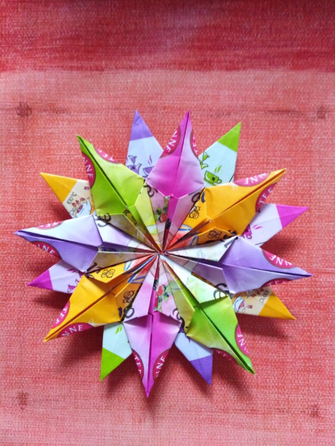 Aus buntem Papier ggefalteter Stern